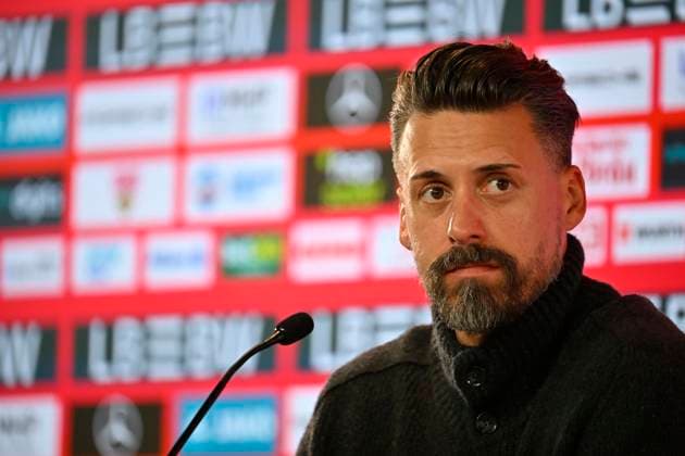 Trainer Coach Sandro Wagner FC Augsburg FCA am Spielfeldrand Gestik Geste leerer Blick VfB Stuttgart vs FC Augsburg FCA 09.11.2025 DFL REGULATIONS PROHIBIT ANY USE OF PHOTOGRAPHS AS IMAGE SEQUENCES AND OR QUASI-VIDEO VfB Stuttgart vs FC Augsburg FCA
