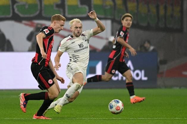 09.11.2025, xpsx, Fussball 1.Bundesliga, Eintracht Frankfurt - 1.FSV Mainz 05 v.l. Hugo Larsson (Eintracht Frankfurt) Benedict Hollerbach (FSV Mainz 05) Zweikampf, Aktion, action, battle for the ball (DFL DFB REGULATIONS PROHIBIT ANY USE OF PHOTOGRAPHS as IMAGE SEQUENCES and or QUASI-VIDEO) Frankfurt am Main