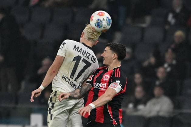 09.11.2025, xpsx, Fussball 1.Bundesliga, Eintracht Frankfurt - 1.FSV Mainz 05 v.l. Benedict Hollerbach (FSV Mainz 05) Robin Koch (Eintracht Frankfurt) Zweikampf, Aktion, action, battle for the ball (DFL DFB REGULATIONS PROHIBIT ANY USE OF PHOTOGRAPHS as IMAGE SEQUENCES and or QUASI-VIDEO) Frankfurt am Main
