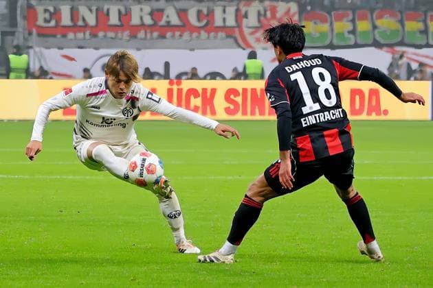 Frankfurt, Deutschland 09. November 2025: 1. BL - 2025 2026 - Eintracht Frankfurt vs. FSV Mainz 05 Im Bild: v. li. im Zweikampf Kaishu Sano (Mainz) gegen Mahmoud Dahoud (Frankfurt). DFL regulations prohibit any use of photographs as image sequences and or quasi-video Deutsche Bank Park Hessen Copyright: xFotostandx xRacochax