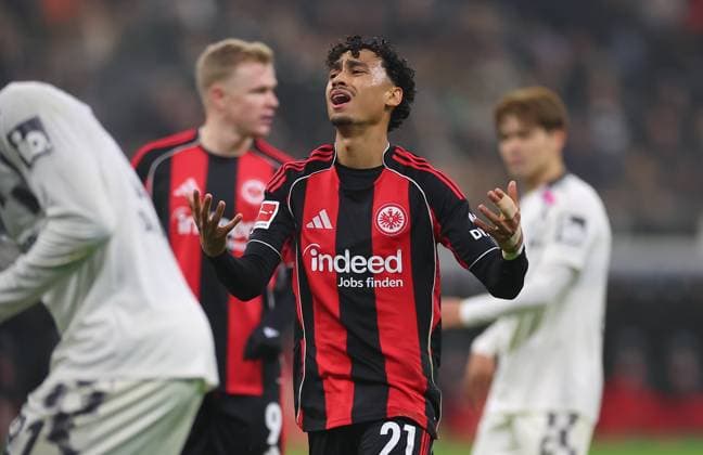 09.11.2025, Fussball Bundesliga, Eintracht Frankfurt - 1. FSV Mainz 05, v.l., Nathaniel Brown (Eintracht Frankfurt) enttaeuscht, enttaeuscht schauend, dissapointed, traurig, frustiert, frust, gefrustet DFL DFB REGULATIONS PROHIBIT ANY USE OF PHOTOGRAPHS AS IMAGE SEQUENCES AND OR QUASI-VIDEO. xdcx Copyright: HMBxMedia Claus