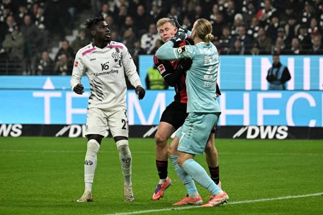 09.11.2025, xjhx, Fussball 1.Bundesliga, Eintracht Frankfurt - 1.FSV Mainz 05 v.l. Danny da Costa (FSV Mainz 05) Robin Zentner (FSV Mainz 05) Jonathan Jonny Burkardt (Eintracht Frankfurt) Zweikampf, Aktion, action, battle for the ball (DFL DFB REGULATIONS PROHIBIT ANY USE OF PHOTOGRAPHS as IMAGE SEQUENCES and or QUASI-VIDEO) Frankfurt am Main