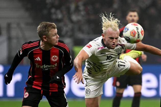 09.11.2025, xjhx, Fussball 1.Bundesliga, Eintracht Frankfurt - 1.FSV Mainz 05 v.l. Jonathan Jonny Burkardt (Eintracht Frankfurt) Benedict Hollerbach (FSV Mainz 05) Zweikampf, Aktion, action, battle for the ball (DFL DFB REGULATIONS PROHIBIT ANY USE OF PHOTOGRAPHS as IMAGE SEQUENCES and or QUASI-VIDEO) Frankfurt am Main
