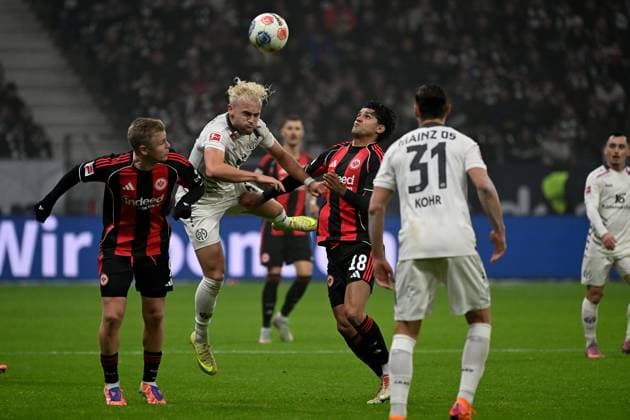 09.11.2025, xjhx, Fussball 1.Bundesliga, Eintracht Frankfurt - 1.FSV Mainz 05 v.l. Jonathan Jonny Burkardt (Eintracht Frankfurt) Benedict Hollerbach (FSV Mainz 05) Zweikampf, Aktion, action, battle for the ball Mahmoud Dahoud (Eintracht Frankfurt) (DFL DFB REGULATIONS PROHIBIT ANY USE OF PHOTOGRAPHS as IMAGE SEQUENCES and or QUASI-VIDEO) Frankfurt am Main