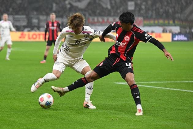 09.11.2025, xpsx, Fussball 1.Bundesliga, Eintracht Frankfurt - 1.FSV Mainz 05 v.l. Kaishu Sano (FSV Mainz 05) Mahmoud Dahoud (Eintracht Frankfurt) Zweikampf, Aktion, action, battle for the ball (DFL DFB REGULATIONS PROHIBIT ANY USE OF PHOTOGRAPHS as IMAGE SEQUENCES and or QUASI-VIDEO) Frankfurt am Main