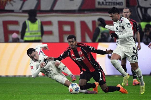09.11.2025, xjhx, Fussball 1.Bundesliga, Eintracht Frankfurt - 1.FSV Mainz 05 v.l. Paul Nebel (FSV Mainz 05) Ansgar Knauff (Eintracht Frankfurt) Nadim Amiri (FSV Mainz 05) Zweikampf, Aktion, action, battle for the ball (DFL DFB REGULATIONS PROHIBIT ANY USE OF PHOTOGRAPHS as IMAGE SEQUENCES and or QUASI-VIDEO) Frankfurt am Main