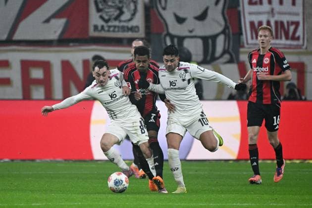 09.11.2025, xjhx, Fussball 1.Bundesliga, Eintracht Frankfurt - 1.FSV Mainz 05 v.l. Paul Nebel (FSV Mainz 05) Ansgar Knauff (Eintracht Frankfurt) Nadim Amiri (FSV Mainz 05) Zweikampf, Aktion, action, battle for the ball (DFL DFB REGULATIONS PROHIBIT ANY USE OF PHOTOGRAPHS as IMAGE SEQUENCES and or QUASI-VIDEO) Frankfurt am Main