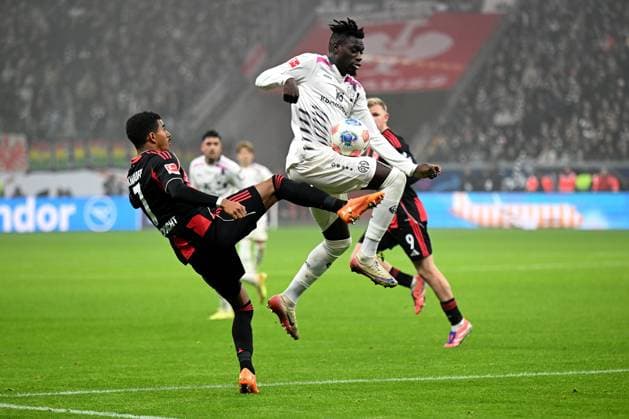 09.11.2025, xpsx, Fussball 1.Bundesliga, Eintracht Frankfurt - 1.FSV Mainz 05 v.l. Ansgar Knauff (Eintracht Frankfurt) Danny da Costa (FSV Mainz 05) Zweikampf, Aktion, action, battle for the ball (DFL DFB REGULATIONS PROHIBIT ANY USE OF PHOTOGRAPHS as IMAGE SEQUENCES and or QUASI-VIDEO) Frankfurt am Main
