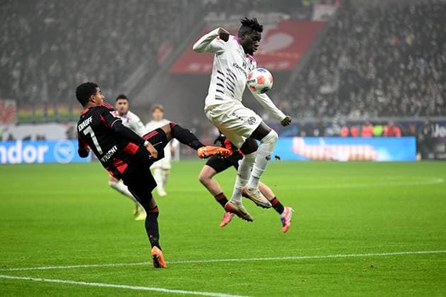09.11.2025, xpsx, Fussball 1.Bundesliga, Eintracht Frankfurt - 1.FSV Mainz 05 v.l. Ansgar Knauff (Eintracht Frankfurt) Danny da Costa (FSV Mainz 05) Zweikampf, Aktion, action, battle for the ball (DFL DFB REGULATIONS PROHIBIT ANY USE OF PHOTOGRAPHS as IMAGE SEQUENCES and or QUASI-VIDEO) Frankfurt am Main