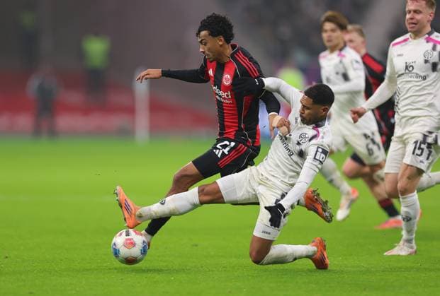 09.11.2025, Fussball Bundesliga, Eintracht Frankfurt - 1. FSV Mainz 05, v.l., Nathaniel Brown (Eintracht Frankfurt), Phillipp Mwene (FSV Mainz 05) DFL DFB REGULATIONS PROHIBIT ANY USE OF PHOTOGRAPHS AS IMAGE SEQUENCES AND OR QUASI-VIDEO. xdcx Copyright: HMBxMedia Claus