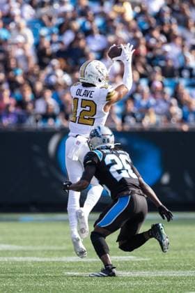 November 9, 2025: New Orleans Saints wide receiver Chris Olave (12) makes a catch over Carolina Panthers cornerback Chau Smith-Wade (26) in the first half of the NFL, American Football Herren, USA matchup in Charlotte, NC. ( CSM) Charlotte United States - ZUMAc04_ 20251109_zma_c04_051 Copyright: xScottxKinserx