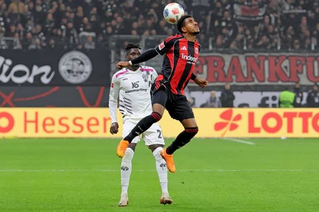 Frankfurt, Deutschland 09. November 2025: 1. BL - 2025 2026 - Eintracht Frankfurt vs. FSV Mainz 05 Im Bild: v. li. im Zweikampf Danny da Costa (Mainz) gegen Ansgar Knauff (Frankfurt). DFL regulations prohibit any use of photographs as image sequences and or quasi-video Deutsche Bank Park Hessen Copyright: xFotostandx xRacochax