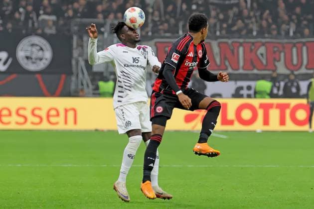 Frankfurt, Deutschland 09. November 2025: 1. BL - 2025 2026 - Eintracht Frankfurt vs. FSV Mainz 05 Im Bild: v. li. im Zweikampf Danny da Costa (Mainz) gegen Ansgar Knauff (Frankfurt). DFL regulations prohibit any use of photographs as image sequences and or quasi-video Deutsche Bank Park Hessen Copyright: xFotostandx xRacochax