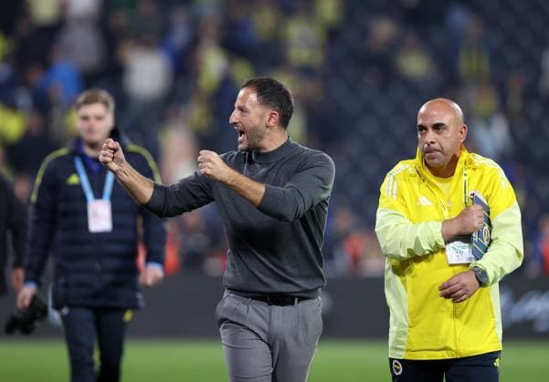 Fenerbahce v Zecorner Kayserispor - Turkish Super Lig ISTANBUL, TURKIYE - NOVEMBER 9: Head Coach Domenico Tedesco of Fenerbahce greets fans after the Turkish Super Lig Week 12 match between Fenerbahce and Zecorner Kayserispor at Chobani Stadium in Istanbul, Turkiye on November 9, 2025. Ali Atmaca Anadolu Istanbul Turkey. Editorial use only. Please get in touch for any other usage.  Copyright: x2025xAnadoluxAlixAtmacax