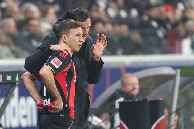 Fußball 1. Bundesliga - Eintracht Frankfurt - 1. FSV Mainz 05 am 09.11.2025 im Deutsche Bank Park in Frankfurt Trainer Dino Toppmöller Toppmoeller Toppmoller (Frankfurt) gibt Mario Götze Goetze Gotze (Frankfurt 27) Anweisungen