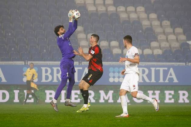 09.11.2025, xavx, Fussball 3.Liga, SV Wehen Wiesbaden - FC Viktoria Köln v.l. Torwart Dudu (FC Viktoria Köln) plückt den Ball vor Moritz Flotho (SV Wehen Wiesbaden) aus der Luft. (DFL DFB REGULATIONS PROHIBIT ANY USE OF PHOTOGRAPHS as IMAGE SEQUENCES and or QUASI-VIDEO) Wiesbaden