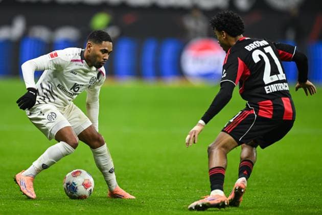 Phillipp Mwene ( 1.FSV Mainz 05, 02) im Zweikampf mit Nathaniel Brown (Eintracht Frankfurt, 21), GER, Eintracht Frankfurt vs 1. FSV Mainz 05. Fussball, 1. Bundesliga, 10. Spieltag, Spielzeit 2025 2026, 09.11.2025. DFL REGULATIONS PROHIBIT ANY USE OF PHOTOGRAPHS AS IMAGE SEQUENCES AND OR QUASI-VIDEO GER, Eintracht Frankfurt vs 1. FSV Mainz 05. Fussball, 1. Bundesliga, 10. Spieltag, Spielzeit 2025 2026, 09.11.2025. Frankfurt am Main Copyright: xEibner-Pressefoto FlorianxWiegandx EP_FWD