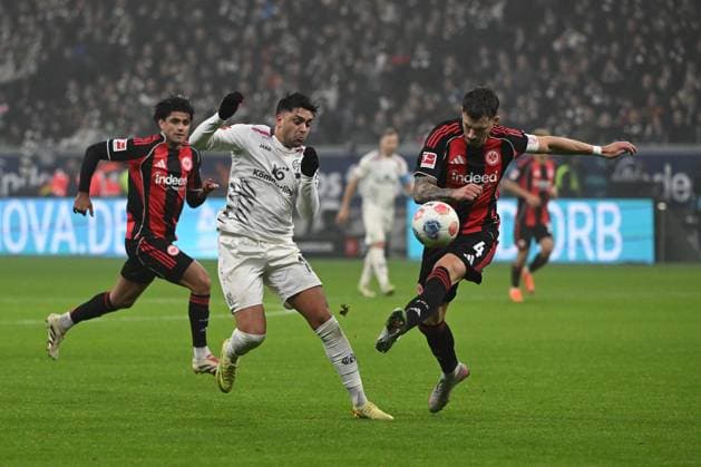 09.11.2025, xpsx, Fussball 1.Bundesliga, Eintracht Frankfurt - 1.FSV Mainz 05 v.l. Nadim Amiri (FSV Mainz 05) Robin Koch (Eintracht Frankfurt) Zweikampf, Aktion, action, battle for the ball (DFL DFB REGULATIONS PROHIBIT ANY USE OF PHOTOGRAPHS as IMAGE SEQUENCES and or QUASI-VIDEO) Frankfurt am Main