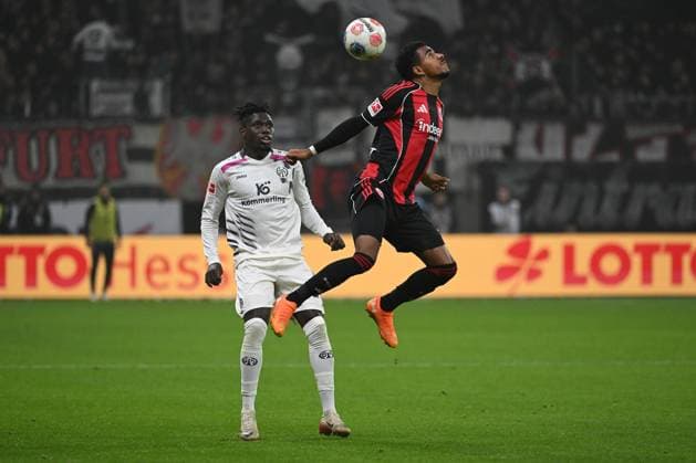 09.11.2025, xpsx, Fussball 1.Bundesliga, Eintracht Frankfurt - 1.FSV Mainz 05 v.l. Danny da Costa (FSV Mainz 05) Ansgar Knauff (Eintracht Frankfurt) Zweikampf, Aktion, action, battle for the ball (DFL DFB REGULATIONS PROHIBIT ANY USE OF PHOTOGRAPHS as IMAGE SEQUENCES and or QUASI-VIDEO) Frankfurt am Main