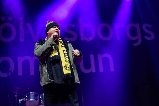 SÖLVESBORG, SVERIGE 20251109 Anders Bagge uppträder under kommunens officiella firande i Sölvesborg för att hylla Mjällby och lagets SM-guld i fotboll. SÖLVESBORG SVERIGE x9200x Copyright: xBjörnxLarssonxRosvall TTx MJÄLLBY SM-GULD