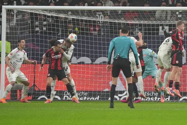 Lennard Maloney (1. FSV Mainz 05, 15) klärt gegen Arthur Theate (Eintracht Frankfurt, 03) - Frankfurt 09.11.2025: Eintracht Frankfurt vs. 1. FSV Mainz 05, Deutsche Bank Park, 10. Spieltag Bundesliga