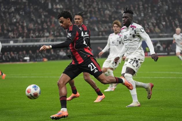 Nathaniel Brown (Eintracht Frankfurt, 21) greift an - Frankfurt 09.11.2025: Eintracht Frankfurt vs. 1. FSV Mainz 05, Deutsche Bank Park, 10. Spieltag Bundesliga