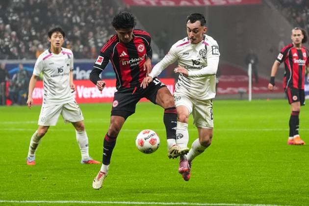 Mahmoud Dahoud (Eintracht Frankfurt, 18) gegen Paul Nebel (1. FSV Mainz 05, 8) - Frankfurt 09.11.2025: Eintracht Frankfurt vs. 1. FSV Mainz 05, Deutsche Bank Park, 10. Spieltag Bundesliga