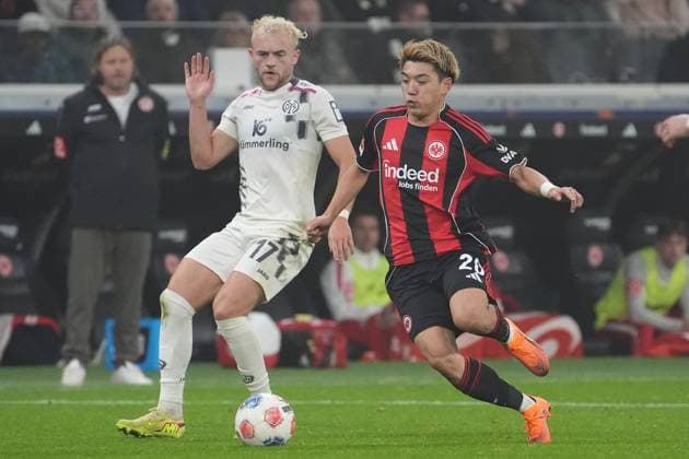 Ritsu Doan (Eintracht Frankfurt, 20) gegen Benedict Hollerbach (1. FSV Mainz 05, 17) - Frankfurt 09.11.2025: Eintracht Frankfurt vs. 1. FSV Mainz 05, Deutsche Bank Park, 10. Spieltag Bundesliga