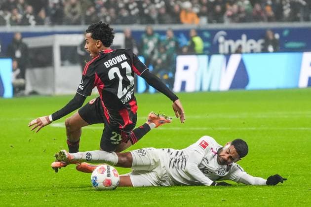 Philipp Mwene (1. FSV Mainz 05, 2) grätscht Nathaniel Brown (Eintracht Frankfurt, 21) den Ball ab - Frankfurt 09.11.2025: Eintracht Frankfurt vs. 1. FSV Mainz 05, Deutsche Bank Park, 10. Spieltag Bundesliga
