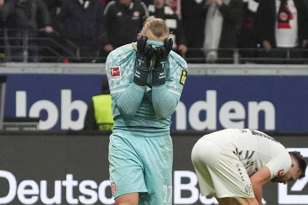 Frust bei Torwart Robin Zentner (1. FSV Mainz 05, 27) nach dem 1:0 durch Ritsu Doan (Eintracht Frankfurt, 20) - Frankfurt 09.11.2025: Eintracht Frankfurt vs. 1. FSV Mainz 05, Deutsche Bank Park, 10. Spieltag Bundesliga