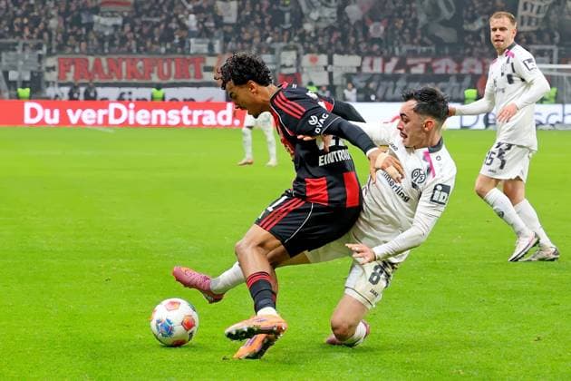 Frankfurt, Deutschland 09. November 2025: 1. BL - 2025 2026 - Eintracht Frankfurt vs. FSV Mainz 05 Im Bild: v. li. im Zweikampf Nathaniel Brown (Frankfurt) gegen Paul Nebel (Mainz). DFL regulations prohibit any use of photographs as image sequences and or quasi-video Deutsche Bank Park Hessen Copyright: xFotostandx xRacochax