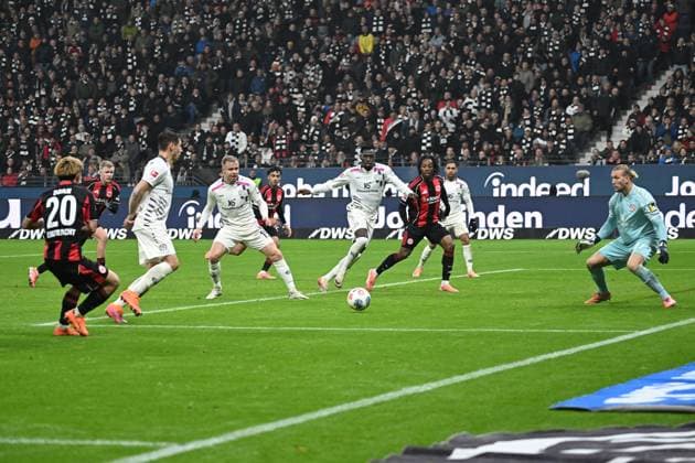 09.11.2025, xjhx, Fussball 1.Bundesliga, Eintracht Frankfurt - 1.FSV Mainz 05 v.l. Ritsu Doan (Eintracht Frankfurt) Torschuetze, erzielt das Tor, Treffer, scores the goal 1:0 Robin Zentner (FSV Mainz 05) (DFL DFB REGULATIONS PROHIBIT ANY USE OF PHOTOGRAPHS as IMAGE SEQUENCES and or QUASI-VIDEO) Frankfurt am Main