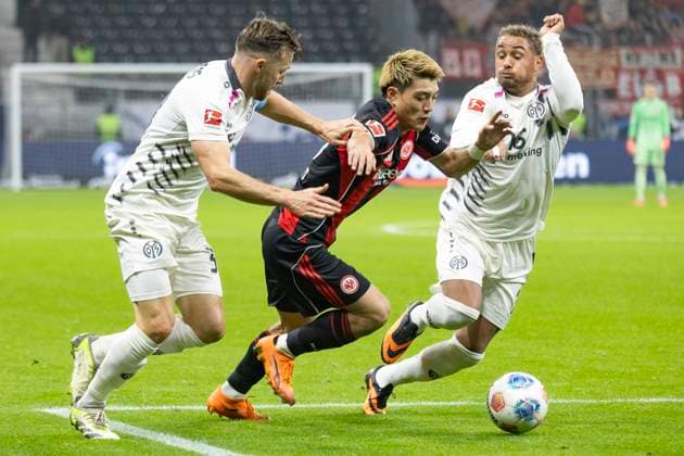 1. Fussball Bundesliga: Eintracht Frankfurt - 1. FSV Mainz 05, 09.11.2025 :E20: SETZT SICH GEGEN ZWEI mAINZER DURCH UND ERZIELT IM aNSCHLUSS DAS tOR ZUM 1.0 7 DEN tREFFER ZUM 1.0; Eintracht Frankfurt - 1. FSV Mainz 05, Frankfurt, Deutsche Bank Park, 9.11.2025 Copyright: xBEAUTIFULxSPORTS Gawlikx