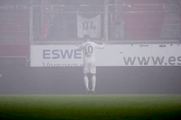 09.11.2025, xavx, Fussball 3.Liga, SV Wehen Wiesbaden - FC Viktoria Köln v.l. David Otto (FC Viktoria Köln) celebrate the goal, Der Torjubel zum 0:1 im Nebel von Wiesbaden (DFL DFB REGULATIONS PROHIBIT ANY USE OF PHOTOGRAPHS as IMAGE SEQUENCES and or QUASI-VIDEO) Wiesbaden