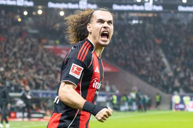 1. Fussball Bundesliga: Eintracht Frankfurt - 1. FSV Mainz 05, 09.11.2025 Arthur Theate (Eintracht Frankfurt 3) feiert das Tor von Ritsu Doan (Eintracht Frankfurt 20) emotional, Eintracht Frankfurt - 1. FSV Mainz 05, Frankfurt, Deutsche Bank Park, 9.11.2025 Copyright: xBEAUTIFULxSPORTS Gawlikx