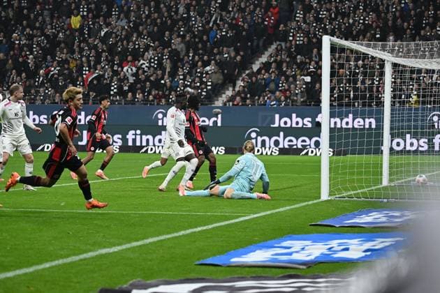 09.11.2025, xjhx, Fussball 1.Bundesliga, Eintracht Frankfurt - 1.FSV Mainz 05 v.l. Ritsu Doan (Eintracht Frankfurt) Torschuetze, erzielt das Tor, Treffer, scores the goal 1:0 Robin Zentner (FSV Mainz 05) (DFL DFB REGULATIONS PROHIBIT ANY USE OF PHOTOGRAPHS as IMAGE SEQUENCES and or QUASI-VIDEO) Frankfurt am Main