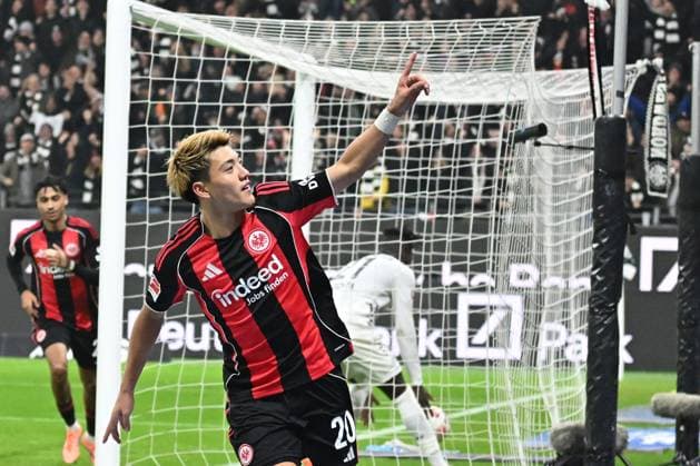 09.11.2025, xjhx, Fussball 1.Bundesliga, Eintracht Frankfurt - 1.FSV Mainz 05 v.l. Torjubel nach dem Tor zum celebrating the goal celebrate 1:0 durch Ritsu Doan (Eintracht Frankfurt) (DFL DFB REGULATIONS PROHIBIT ANY USE OF PHOTOGRAPHS as IMAGE SEQUENCES and or QUASI-VIDEO) Frankfurt am Main