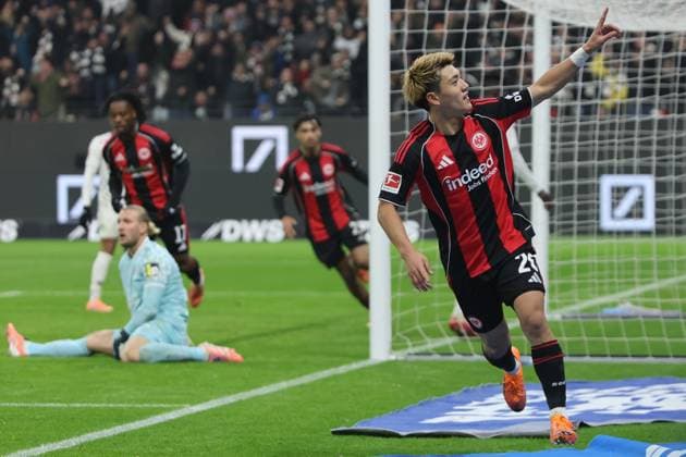 Tor zum 1:0 durch Torschützen Ritus Doan (Eintracht Frankfurt , Nr. 20), Torjubel in der 81. Spielminute , Eintracht Frankfurt - 1. FSV Mainz 05, Rhein-Main-Derby, Derby, Bundesliga , BL, Saison 2025 2026, 10. Spiel, 09.11.2025, Frankfurt Deutsche Bank Park Deutschland