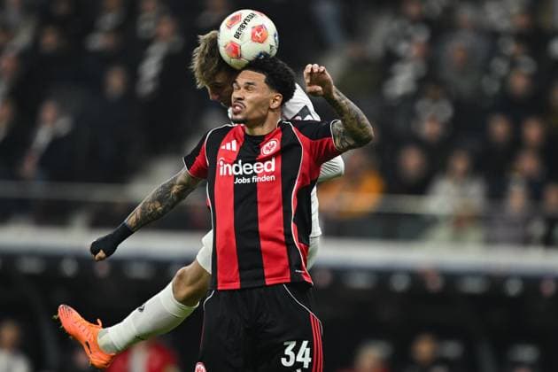 Nelson Weiper ( 1.FSV Mainz 05, 44) im Zweikampf mit Nnamdi Collins (Eintracht Frankfurt, 34), GER, Eintracht Frankfurt vs 1. FSV Mainz 05. Fussball, 1. Bundesliga, 10. Spieltag, Spielzeit 2025 2026, 09.11.2025. DFL REGULATIONS PROHIBIT ANY USE OF PHOTOGRAPHS AS IMAGE SEQUENCES AND OR QUASI-VIDEO GER, Eintracht Frankfurt vs 1. FSV Mainz 05. Fussball, 1. Bundesliga, 10. Spieltag, Spielzeit 2025 2026, 09.11.2025. Frankfurt am Main Copyright: xEibner-Pressefoto FlorianxWiegandx EP_FWD