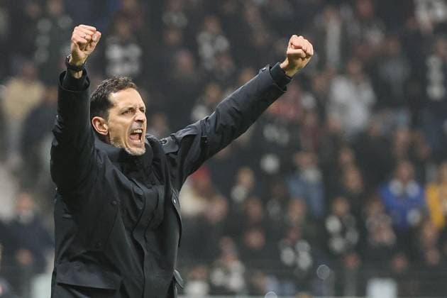 Fußball 1. Bundesliga - Eintracht Frankfurt - 1. FSV Mainz 05 am 09.11.2025 im Deutsche Bank Park in Frankfurt Trainer Dino Toppmöller Toppmoeller Toppmoller (Frankfurt) jubelt über das Tor zum 1 zu 0 durch Ritsu Doan (Frankfurt 20)