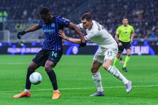 FC Internazionale vs SS Lazio - Serie A 2025 26 - 09 11 2025 Ange-Yoan Bonny of FC Internazionale competes for the ball with Alessio Romagnoli of SS Lazio during Serie A 2025 26 football match between FC Internazionale and SS Lazio at San Siro Stadium in Milan Copyright: xBEAUTIFULxSPORTS Carabellix