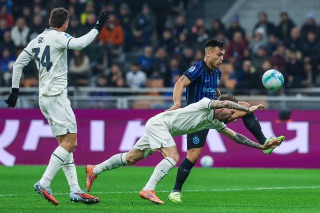 FC Internazionale vs SS Lazio - Serie A 2025 26 - 09 11 2025 Lautaro Martinez of FC Internazionale competes for the ball with Mattia Zaccagni of SS Lazio during Serie A 2025 26 football match between FC Internazionale and SS Lazio at San Siro Stadium in Milan Copyright: xBEAUTIFULxSPORTS Carabellix