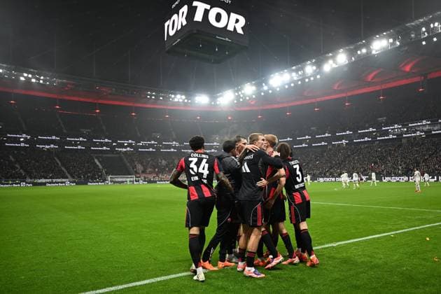 09.11.2025, xjhx, Fussball 1.Bundesliga, Eintracht Frankfurt - 1.FSV Mainz 05 v.l. Torjubel nach dem Tor zum celebrating the goal celebrate 1:0 durch Ritsu Doan (Eintracht Frankfurt) (DFL DFB REGULATIONS PROHIBIT ANY USE OF PHOTOGRAPHS as IMAGE SEQUENCES and or QUASI-VIDEO) Frankfurt am Main