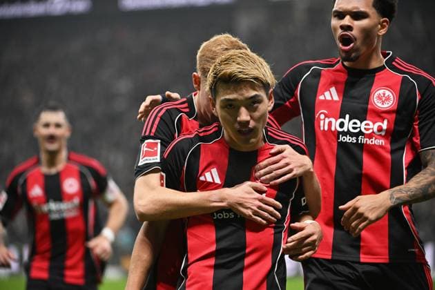 09.11.2025, xjhx, Fussball 1.Bundesliga, Eintracht Frankfurt - 1.FSV Mainz 05 v.l. Torjubel nach dem Tor zum celebrating the goal celebrate 1:0 durch Ritsu Doan (Eintracht Frankfurt) (DFL DFB REGULATIONS PROHIBIT ANY USE OF PHOTOGRAPHS as IMAGE SEQUENCES and or QUASI-VIDEO) Frankfurt am Main
