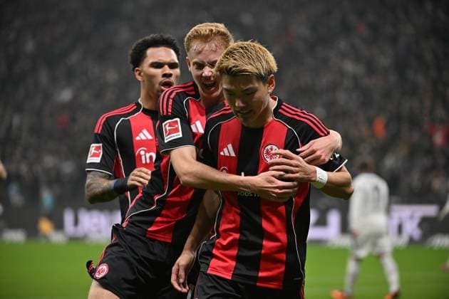 09.11.2025, xjhx, Fussball 1.Bundesliga, Eintracht Frankfurt - 1.FSV Mainz 05 v.l. Torjubel nach dem Tor zum celebrating the goal celebrate 1:0 durch Ritsu Doan (Eintracht Frankfurt) (DFL DFB REGULATIONS PROHIBIT ANY USE OF PHOTOGRAPHS as IMAGE SEQUENCES and or QUASI-VIDEO) Frankfurt am Main