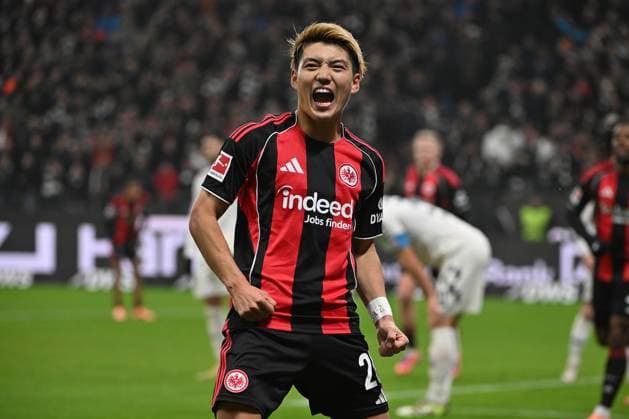 09.11.2025, xjhx, Fussball 1.Bundesliga, Eintracht Frankfurt - 1.FSV Mainz 05 v.l. Torjubel nach dem Tor zum celebrating the goal celebrate 1:0 durch Ritsu Doan (Eintracht Frankfurt) (DFL DFB REGULATIONS PROHIBIT ANY USE OF PHOTOGRAPHS as IMAGE SEQUENCES and or QUASI-VIDEO) Frankfurt am Main