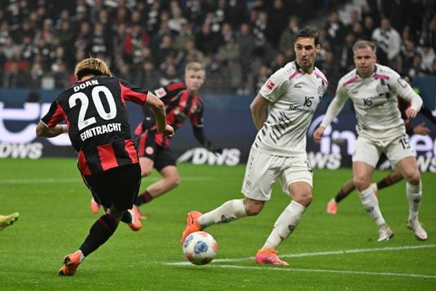 09.11.2025, xekx, Fussball 1.Bundesliga, Eintracht Frankfurt - 1.FSV Mainz 05 v.l. Ritsu Doan (Eintracht Frankfurt) Torschuetze, erzielt das Tor, Treffer, scores the goal 1:0 (DFL DFB REGULATIONS PROHIBIT ANY USE OF PHOTOGRAPHS as IMAGE SEQUENCES and or QUASI-VIDEO) Frankfurt am Main