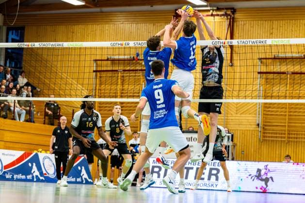 09.11.2025, GER, Volleyball, Saison 2025 2026, Maenner, DVV Pokal, Achtelfinale, Blue Volleys Gotha - Barock Volleys MTV Ludwigsburg Justus Krausse (Blue Volleys Gotha), Ben Bierwisch (Blue Volleys Gotha) 99867 Gotha Sporthalle Sportanlage Ernesti Thüringen Deutschland