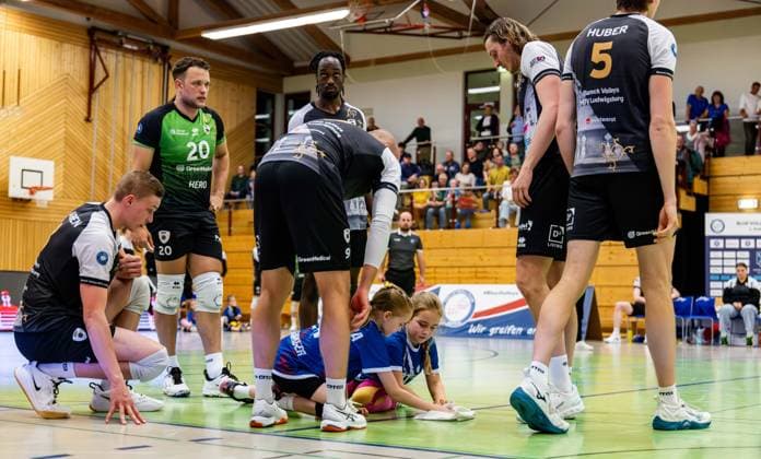 09.11.2025, GER, Volleyball, Saison 2025 2026, Maenner, DVV Pokal, Achtelfinale, Blue Volleys Gotha - Barock Volleys MTV Ludwigsburg Symbolbild Wischer Kinder beim Volleyball 99867 Gotha Sporthalle Sportanlage Ernesti Thüringen Deutschland