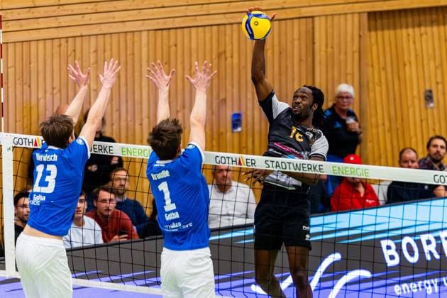09.11.2025, GER, Volleyball, Saison 2025 2026, Maenner, DVV Pokal, Achtelfinale, Blue Volleys Gotha - Barock Volleys MTV Ludwigsburg Nyherowo Omene (Barock Volleys MTV Ludwigsburg), Ben Bierwisch (Blue Volleys Gotha) , Justus Krausse (Blue Volleys Gotha) 99867 Gotha Sporthalle Sportanlage Ernesti Thüringen Deutschland